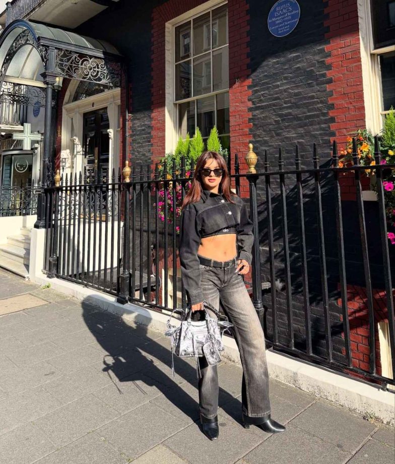 Avneet Kaur Flaunts Her Toned Abs in All-Black Street Style Look 959706