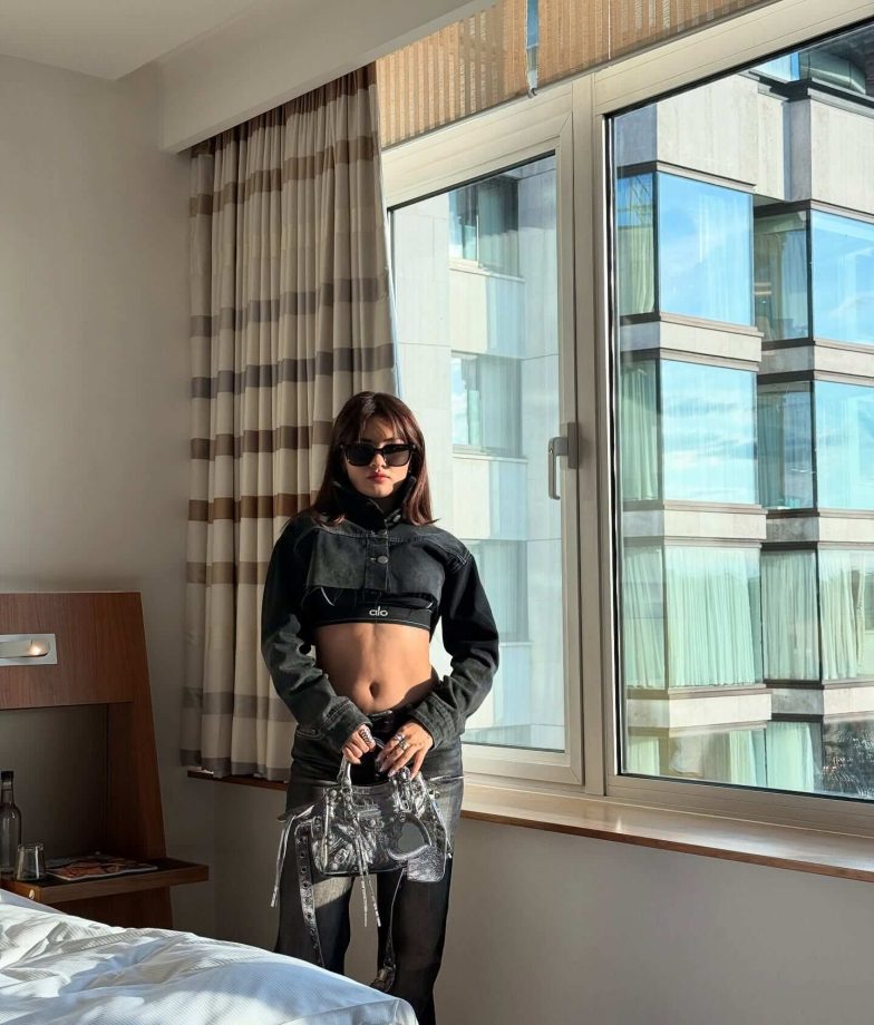 Avneet Kaur Flaunts Her Toned Abs in All-Black Street Style Look 959700