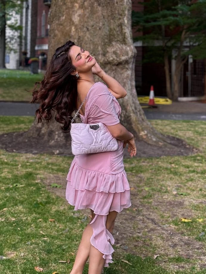 Avneet Kaur, Mouni Roy & Anushka Sen Set Temperatures Soaring In Backless Dresses – See Pics 958715