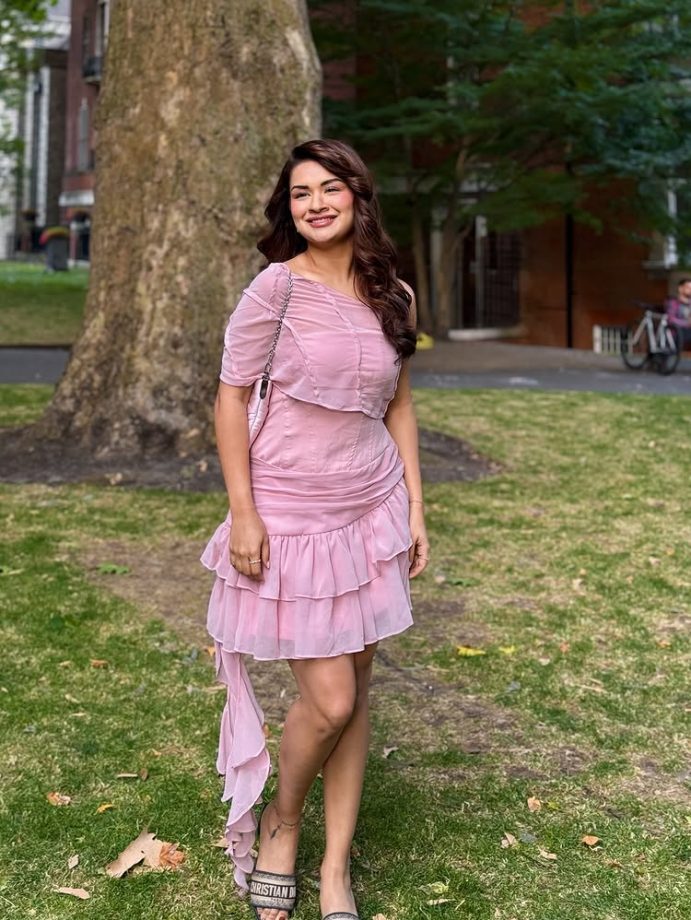 Avneet Kaur, Mouni Roy & Anushka Sen Set Temperatures Soaring In Backless Dresses – See Pics 958718