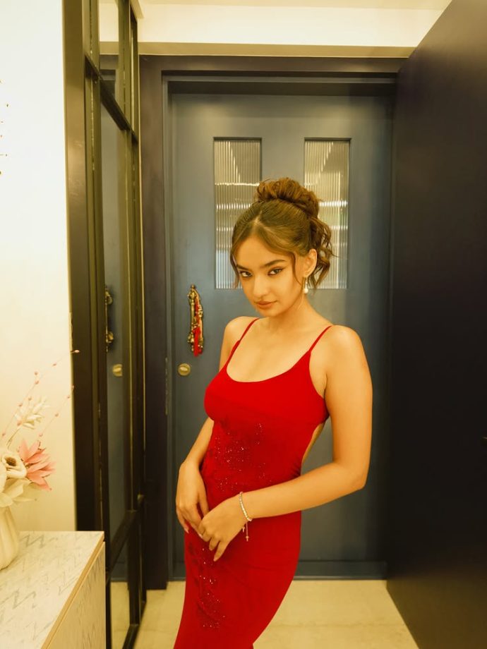 Avneet Kaur, Mouni Roy & Anushka Sen Set Temperatures Soaring In Backless Dresses – See Pics 958708