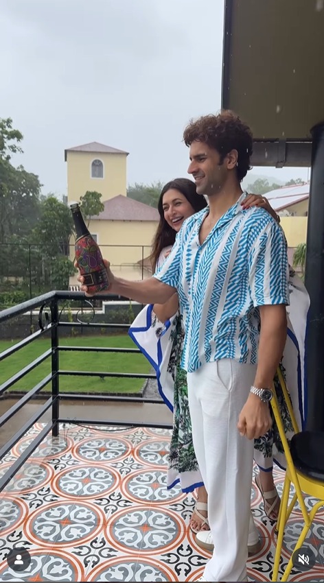 Divyanka Tripathi And Vivek Dahiya's Monsoon Romance – Peek Into Their Adorable Moments 956200