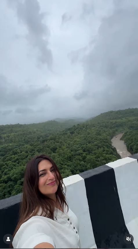 Divyanka Tripathi And Vivek Dahiya's Monsoon Romance – Peek Into Their Adorable Moments 956202