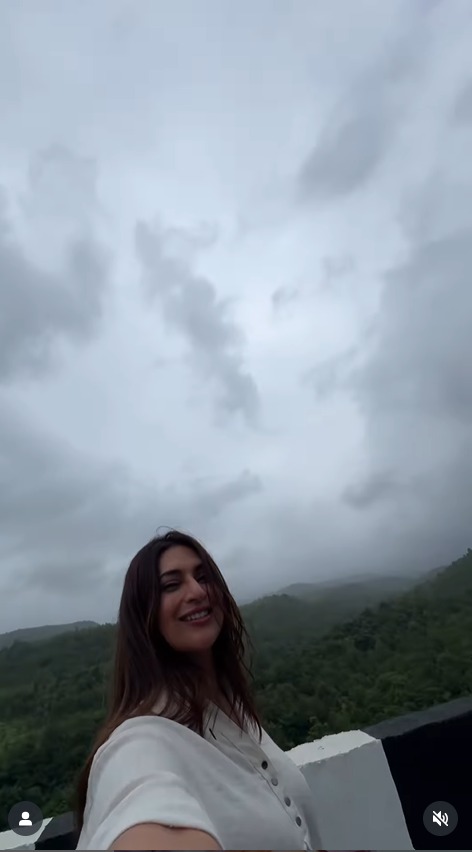Divyanka Tripathi And Vivek Dahiya's Monsoon Romance – Peek Into Their Adorable Moments 956203