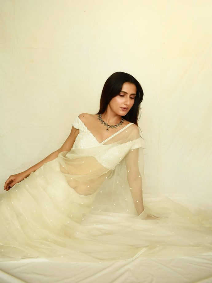 Fatima Sana Shaikh Glows in Serene Ivory Saree Look 959124