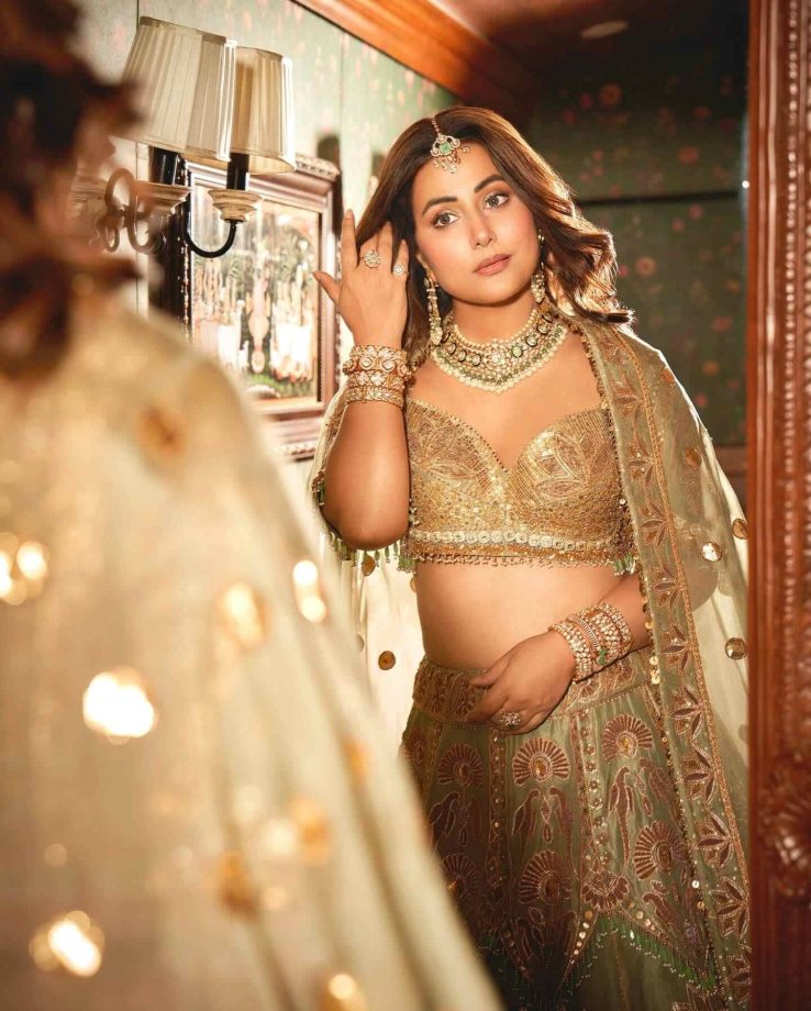 Hina Khan’s Desi Glam with a Golden Touch 958347