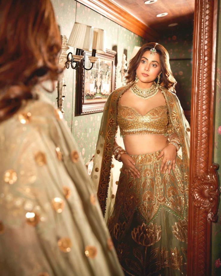 Hina Khan’s Desi Glam with a Golden Touch 958339
