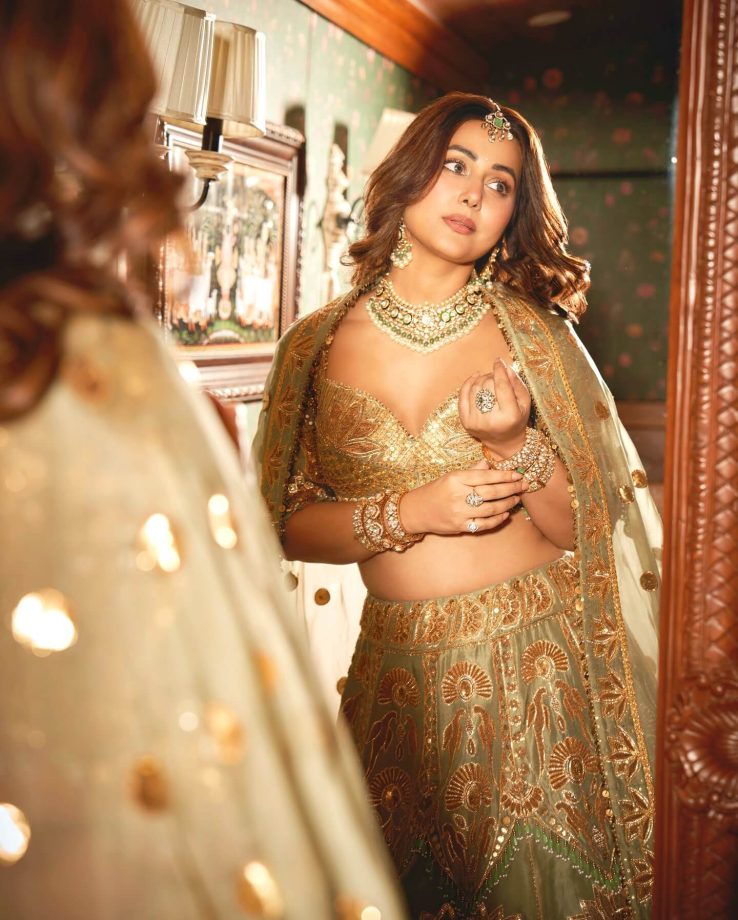 Hina Khan’s Desi Glam with a Golden Touch 958340