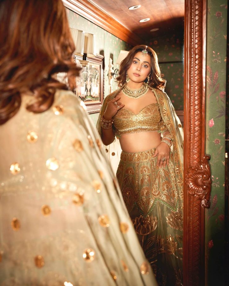 Hina Khan’s Desi Glam with a Golden Touch 958341