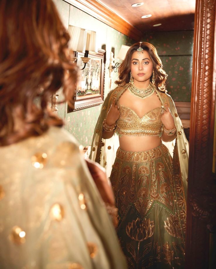 Hina Khan’s Desi Glam with a Golden Touch 958342