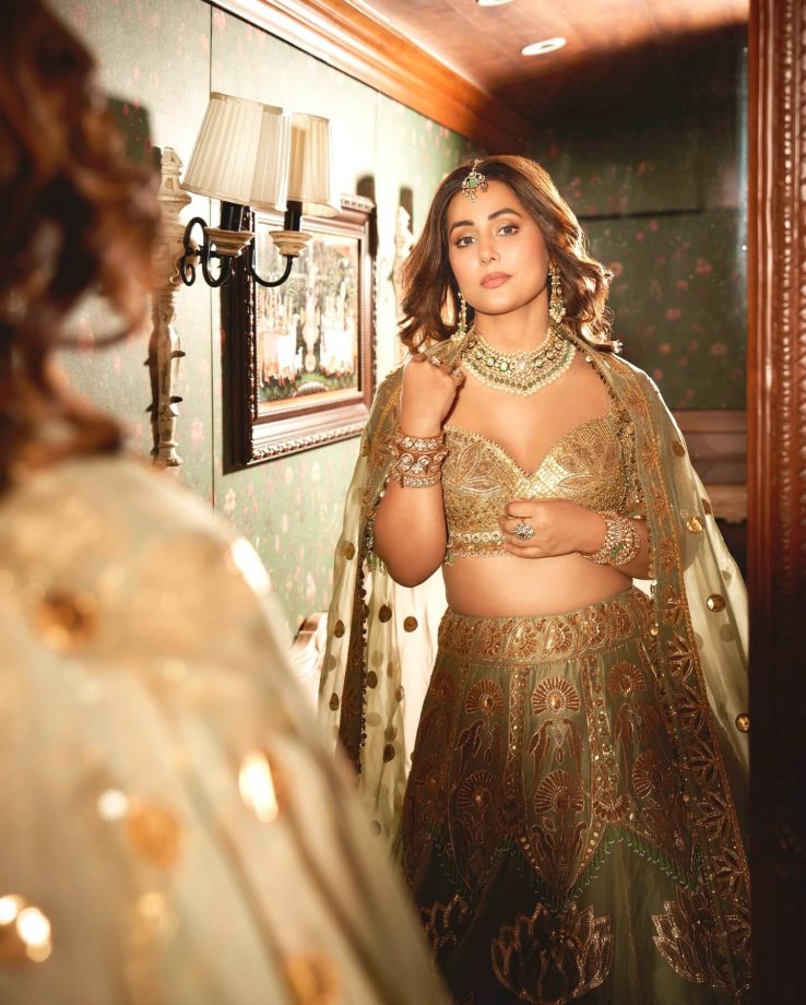 Hina Khan’s Desi Glam with a Golden Touch 958343