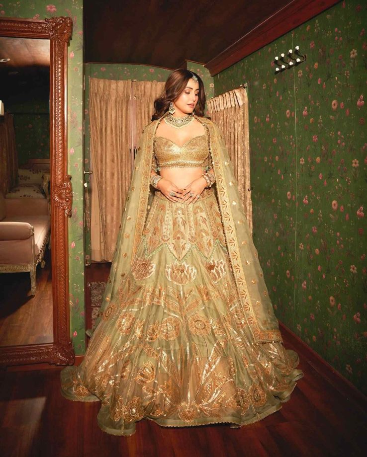 Hina Khan’s Desi Glam with a Golden Touch 958344
