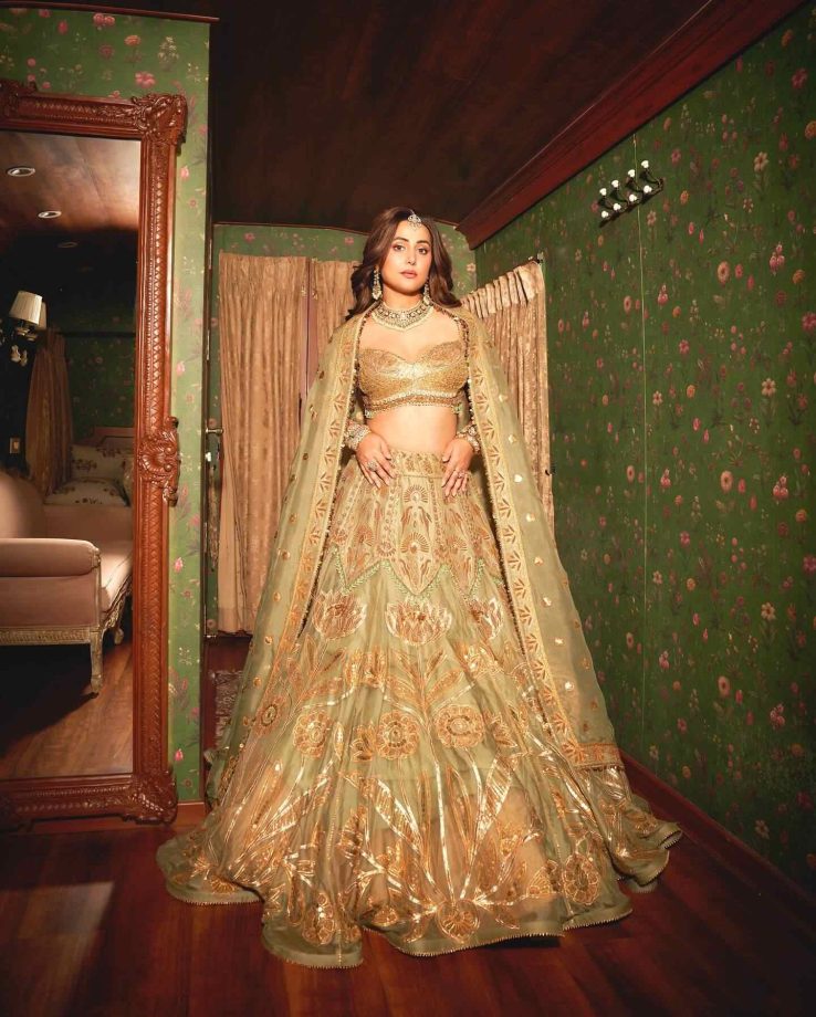 Hina Khan’s Desi Glam with a Golden Touch 958345