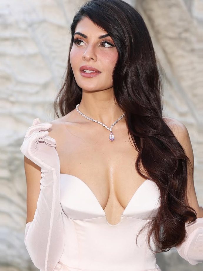 Jacqueline Fernandez Stuns in an Elegant White Off-Shoulder Dress 956593