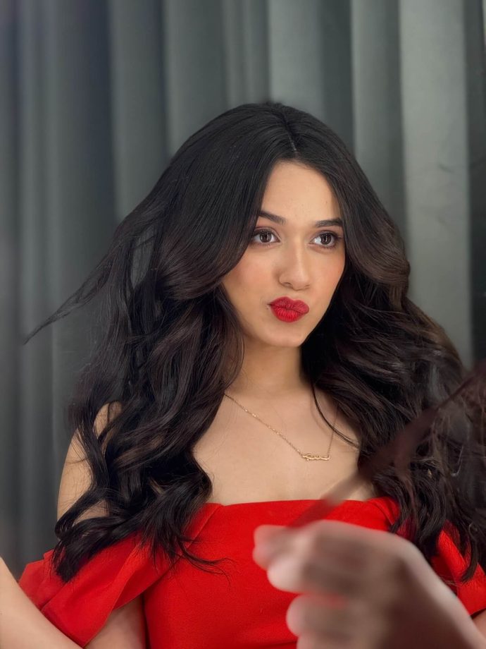 Jannat Zubair Turns Up The Heat In Off-Shoulder Outfit & Bold Red Lips: See Pics 959935