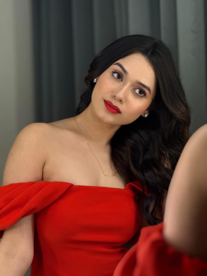 Jannat Zubair Turns Up The Heat In Off-Shoulder Outfit & Bold Red Lips: See Pics 959936