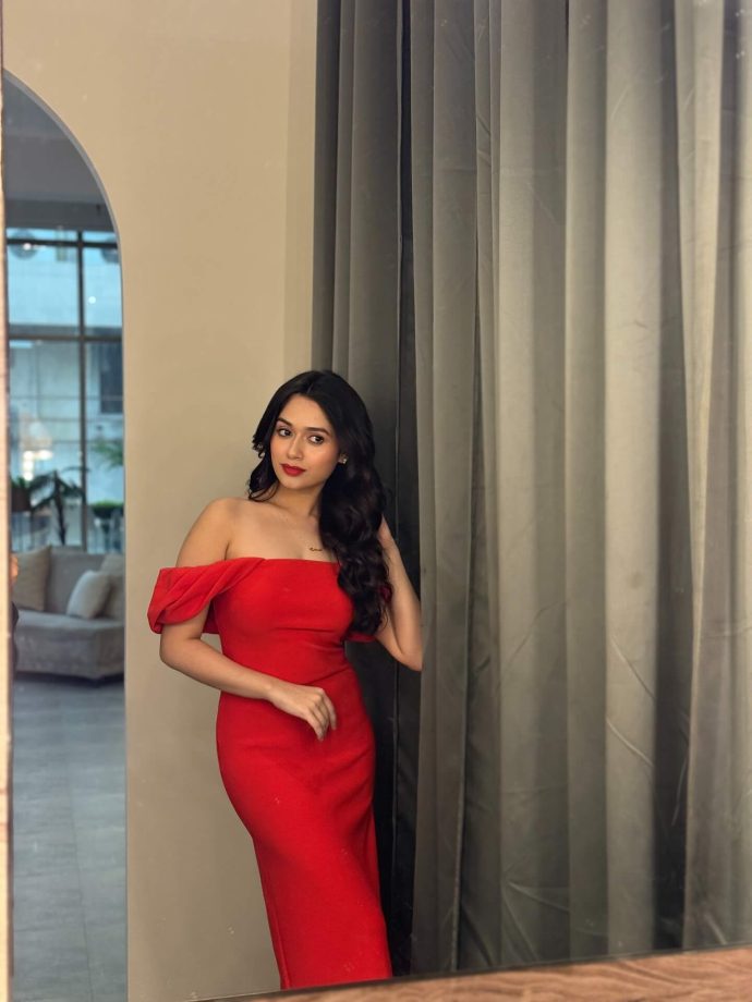 Jannat Zubair Turns Up The Heat In Off-Shoulder Outfit & Bold Red Lips: See Pics 959937