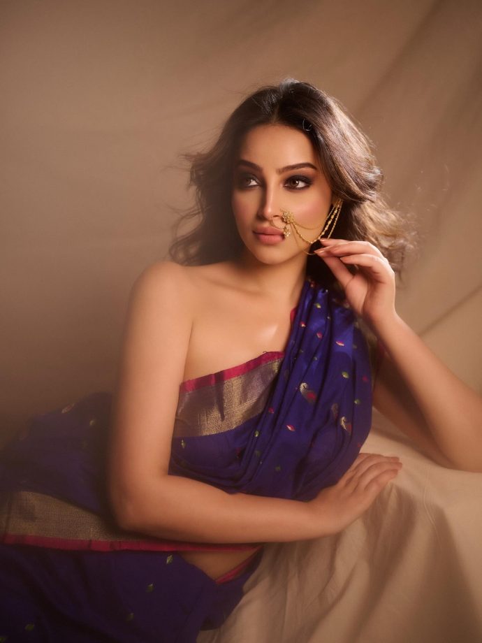 Jhanak Fame Chandni Sharma Showcases Her Bold Look In Blue Saree Without A Blouse 959302