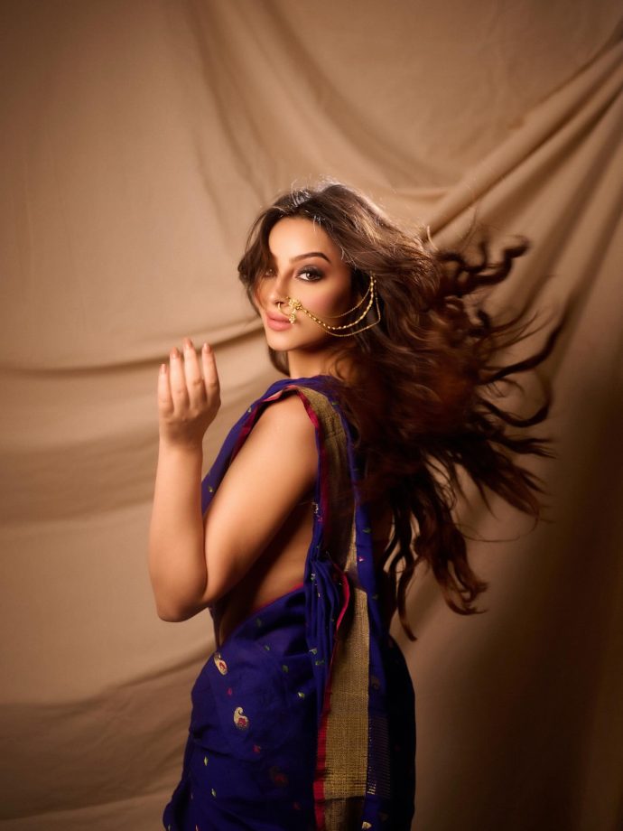 Jhanak Fame Chandni Sharma Showcases Her Bold Look In Blue Saree Without A Blouse 959307