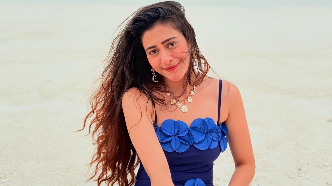 Jhanak Fame Hiba Nawab Slays In Bold Blue Beach Look, Co-star Krushal Ahuja Reacts 959074
