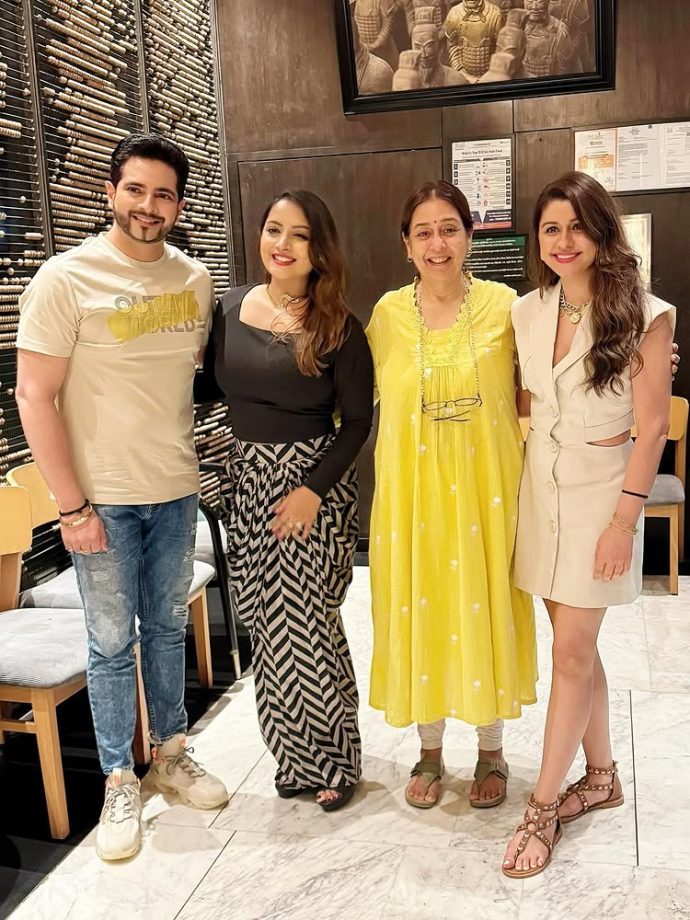 Karan Mehra Reunites With Yeh Rishta Kya Kehlata Hai's OG Star Cast "The Singhania's", Shares Dinner-date Pics 957921