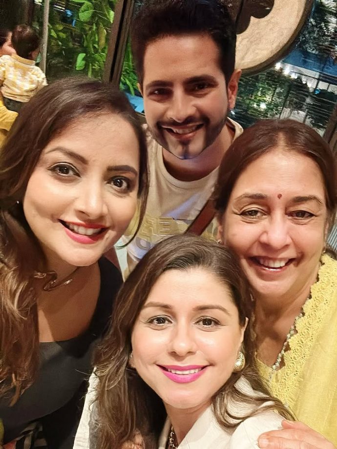 Karan Mehra Reunites With Yeh Rishta Kya Kehlata Hai's OG Star Cast "The Singhania's", Shares Dinner-date Pics 957922