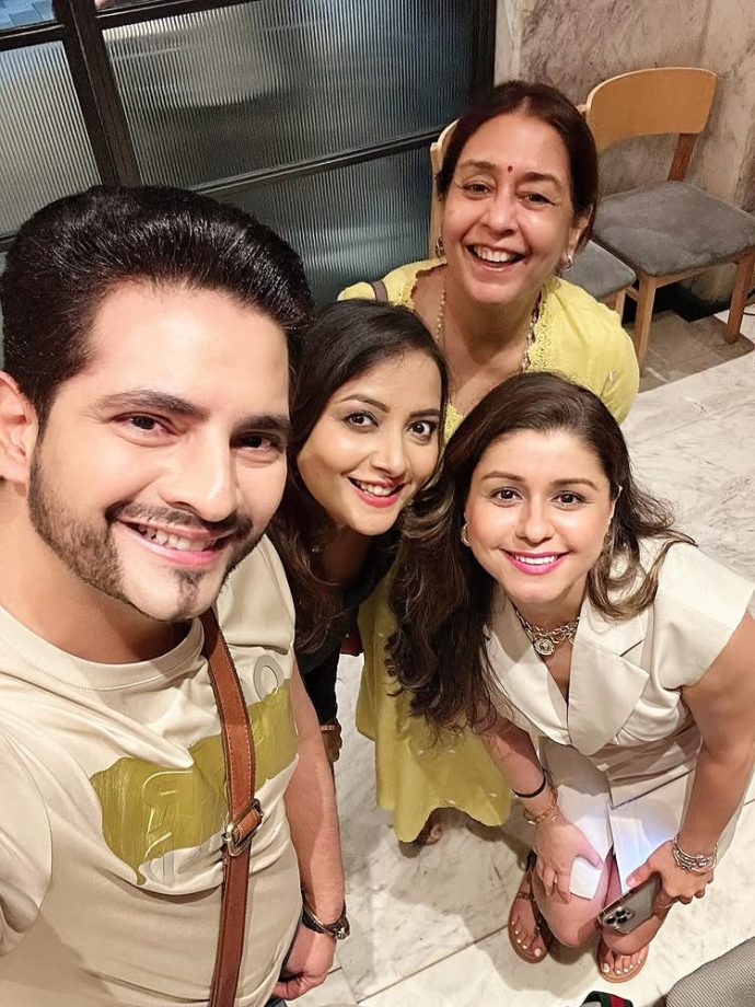 Karan Mehra Reunites With Yeh Rishta Kya Kehlata Hai's OG Star Cast "The Singhania's", Shares Dinner-date Pics 957923