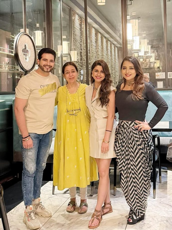Karan Mehra Reunites With Yeh Rishta Kya Kehlata Hai's OG Star Cast "The Singhania's", Shares Dinner-date Pics 957924