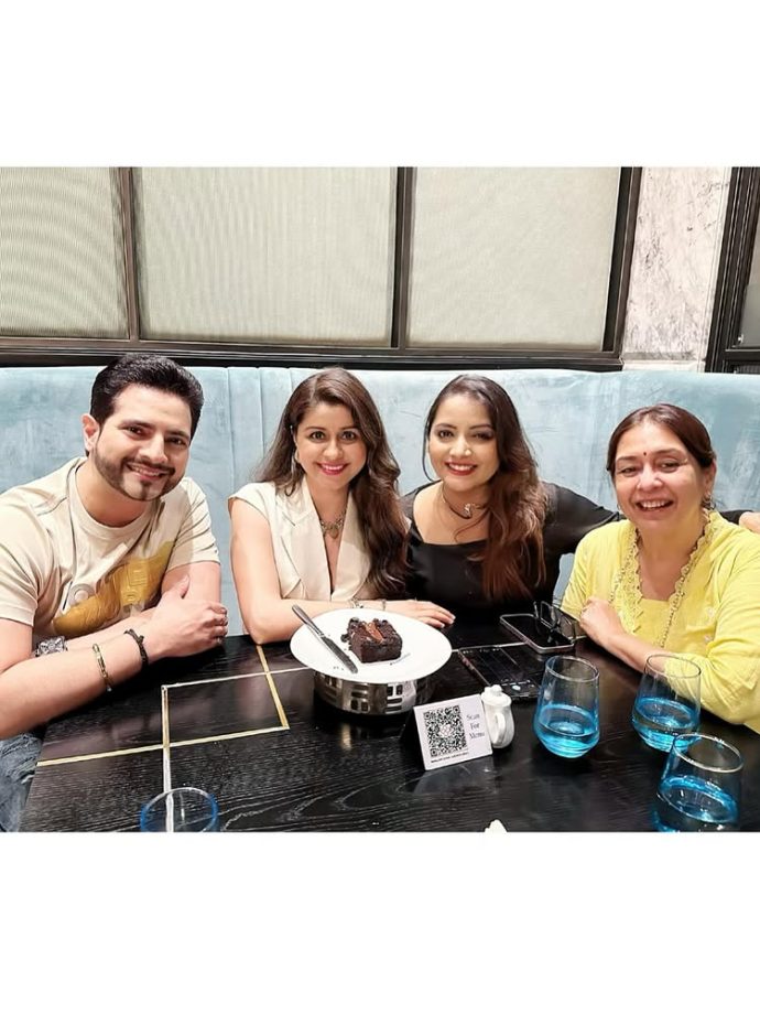Karan Mehra Reunites With Yeh Rishta Kya Kehlata Hai's OG Star Cast "The Singhania's", Shares Dinner-date Pics 957913