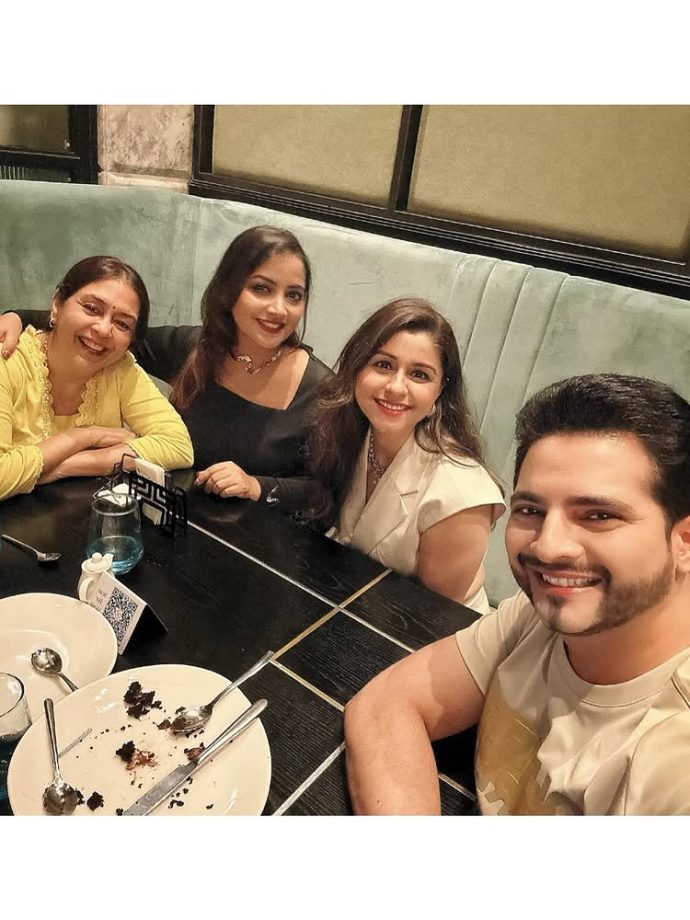 Karan Mehra Reunites With Yeh Rishta Kya Kehlata Hai's OG Star Cast "The Singhania's", Shares Dinner-date Pics 957914