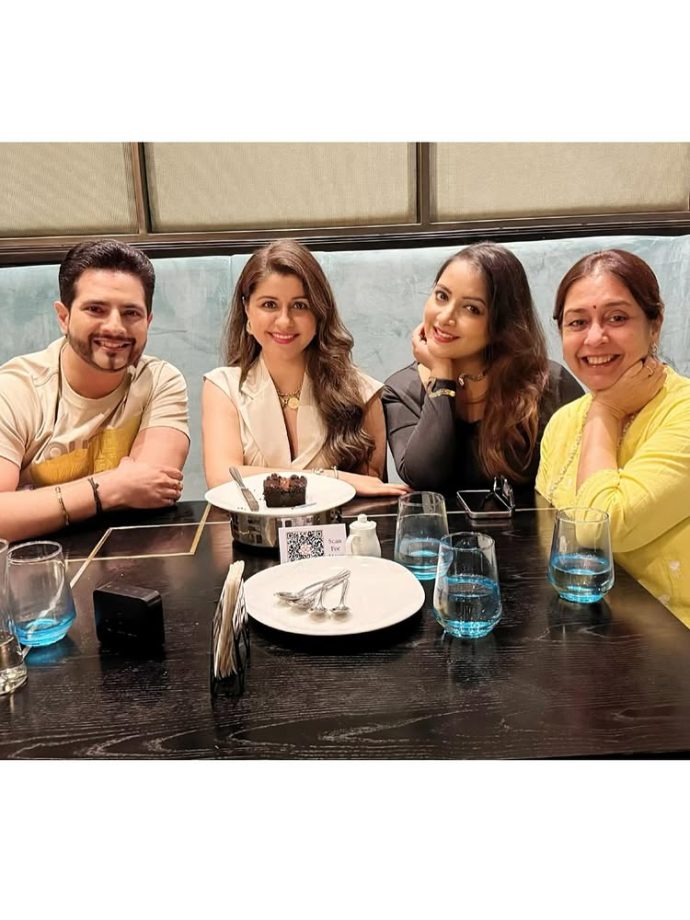 Karan Mehra Reunites With Yeh Rishta Kya Kehlata Hai's OG Star Cast "The Singhania's", Shares Dinner-date Pics 957915