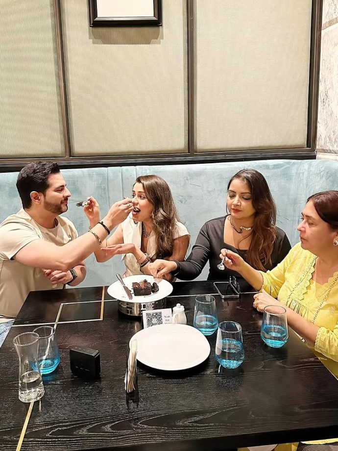 Karan Mehra Reunites With Yeh Rishta Kya Kehlata Hai's OG Star Cast "The Singhania's", Shares Dinner-date Pics 957916