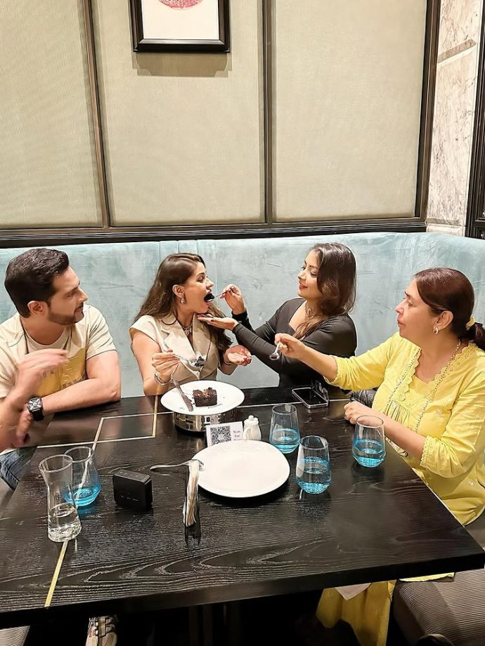 Karan Mehra Reunites With Yeh Rishta Kya Kehlata Hai's OG Star Cast "The Singhania's", Shares Dinner-date Pics 957917