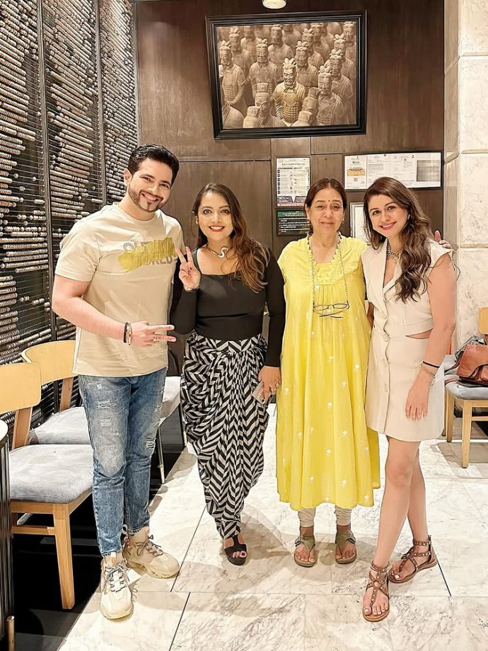 Karan Mehra Reunites With Yeh Rishta Kya Kehlata Hai's OG Star Cast "The Singhania's", Shares Dinner-date Pics 957918