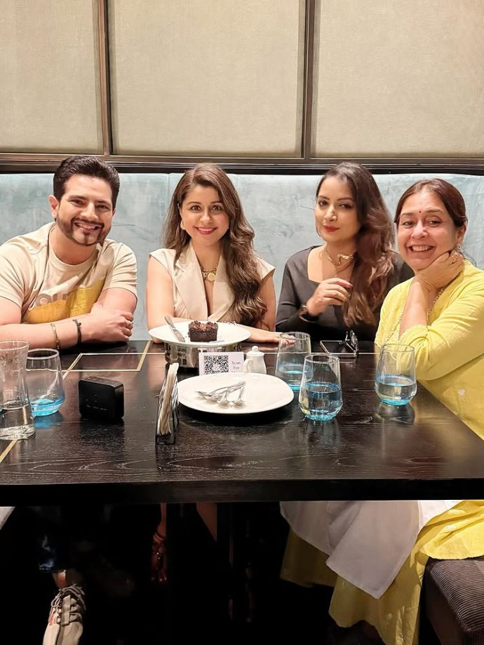 Karan Mehra Reunites With Yeh Rishta Kya Kehlata Hai's OG Star Cast "The Singhania's", Shares Dinner-date Pics 957919