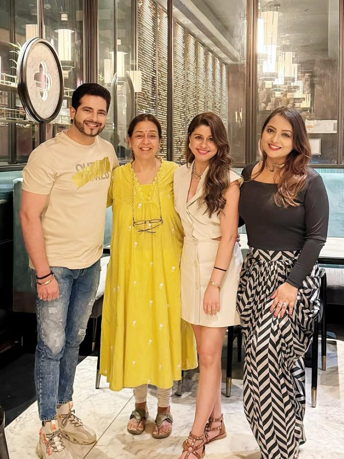 Karan Mehra Reunites With Yeh Rishta Kya Kehlata Hai's OG Star Cast "The Singhania's", Shares Dinner-date Pics 957920