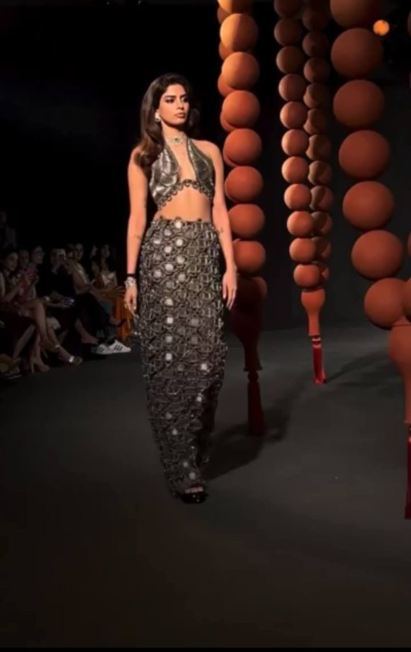 Khushi Kapoor Brutally Trolled For Her Ramp Walk At India Couture Week 2025; Netizens Compare Her To ‘Uncle With Arthritis’ 959766