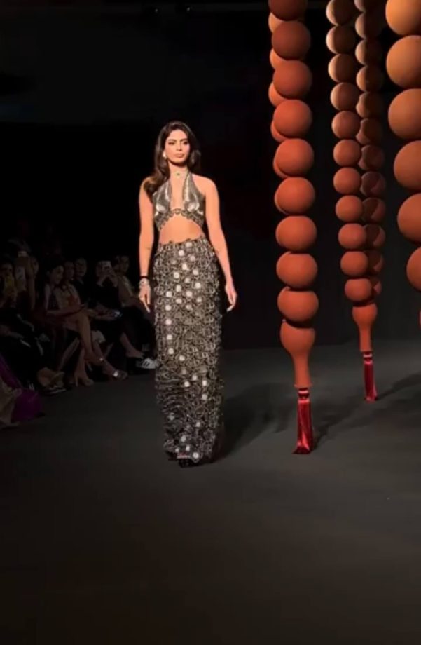Khushi Kapoor Brutally Trolled For Her Ramp Walk At India Couture Week 2025; Netizens Compare Her To ‘Uncle With Arthritis’ 959767