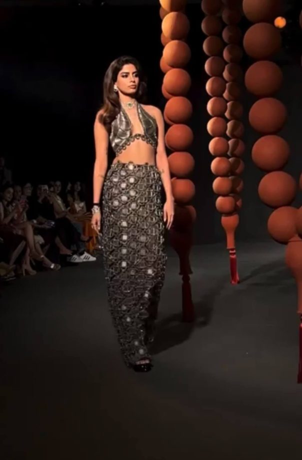 Khushi Kapoor Brutally Trolled For Her Ramp Walk At India Couture Week 2025; Netizens Compare Her To ‘Uncle With Arthritis’ 959768
