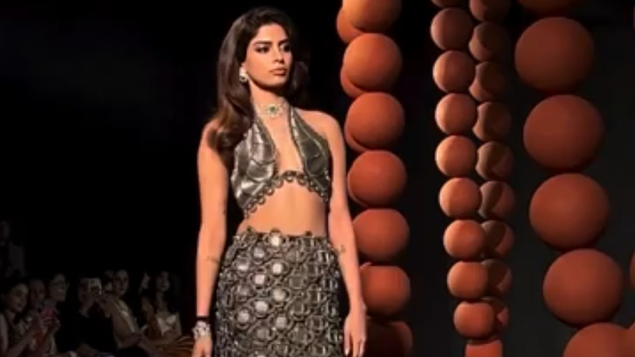 Khushi Kapoor Brutally Trolled For Her Ramp Walk At India Couture Week 2025; Netizens Compare Her To ‘Uncle With Arthritis’ 959772