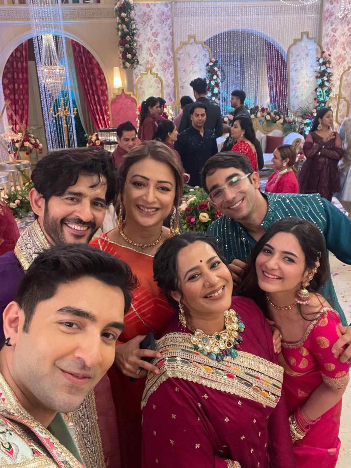 KSBKBT's Old Cast Meets New Cast, Smriti Irani And Ekta Kapoor Seek Blessings Ahead Of Release 959536
