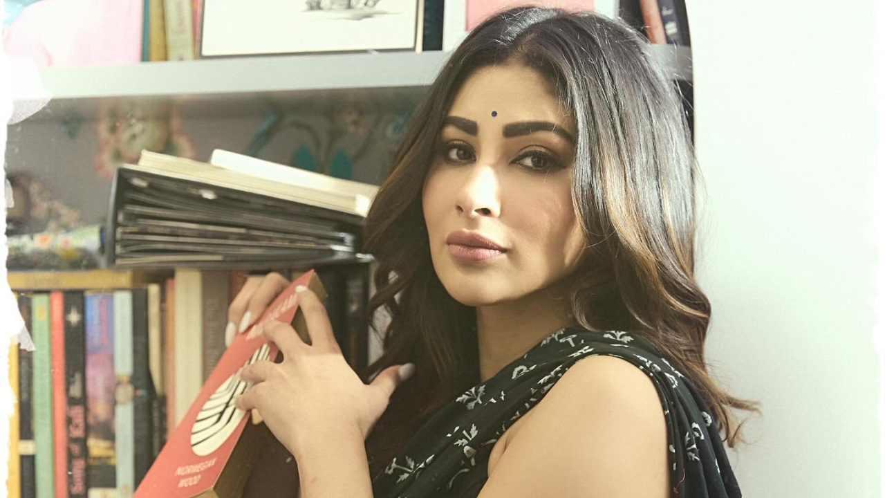 Mouni Roy Flaunts Her Curves In Black Saree, Leaves Fans Guessing With Cryptic Note