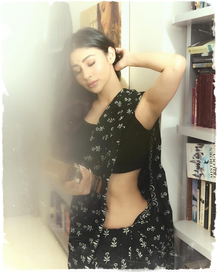 Mouni Roy Flaunts Her Curves In Black Saree, Leaves Fans Guessing With Cryptic Note 954940