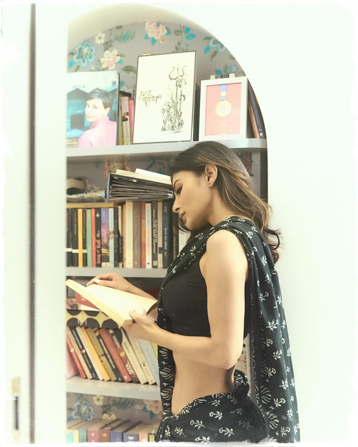 Mouni Roy Flaunts Her Curves In Black Saree, Leaves Fans Guessing With Cryptic Note 954944