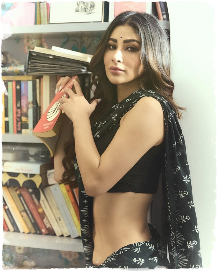 Mouni Roy Flaunts Her Curves In Black Saree, Leaves Fans Guessing With Cryptic Note 954945