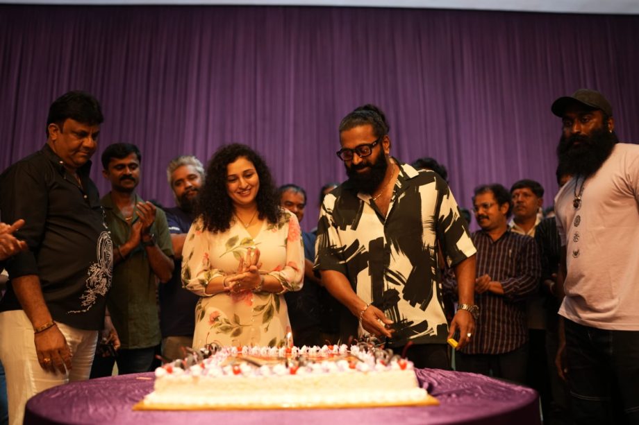 Rishab Shetty Celebrated his birthday with Wife and and Kantara’s team! 955690