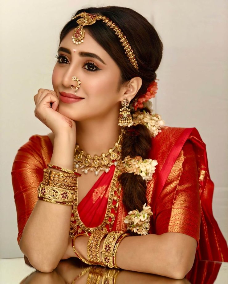 Shivangi Joshi Embraces South Indian Glam In Kanjivaram Saree & Crop Blouse Design 954589