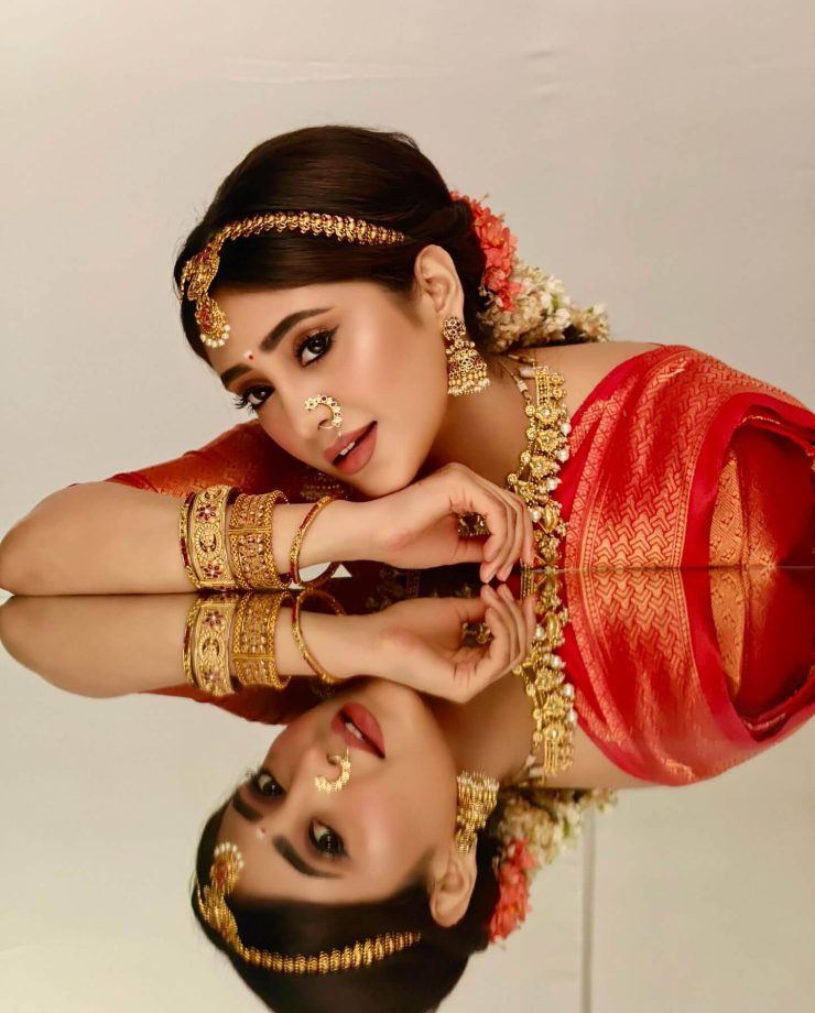 Shivangi Joshi Embraces South Indian Glam In Kanjivaram Saree & Crop Blouse Design 954593