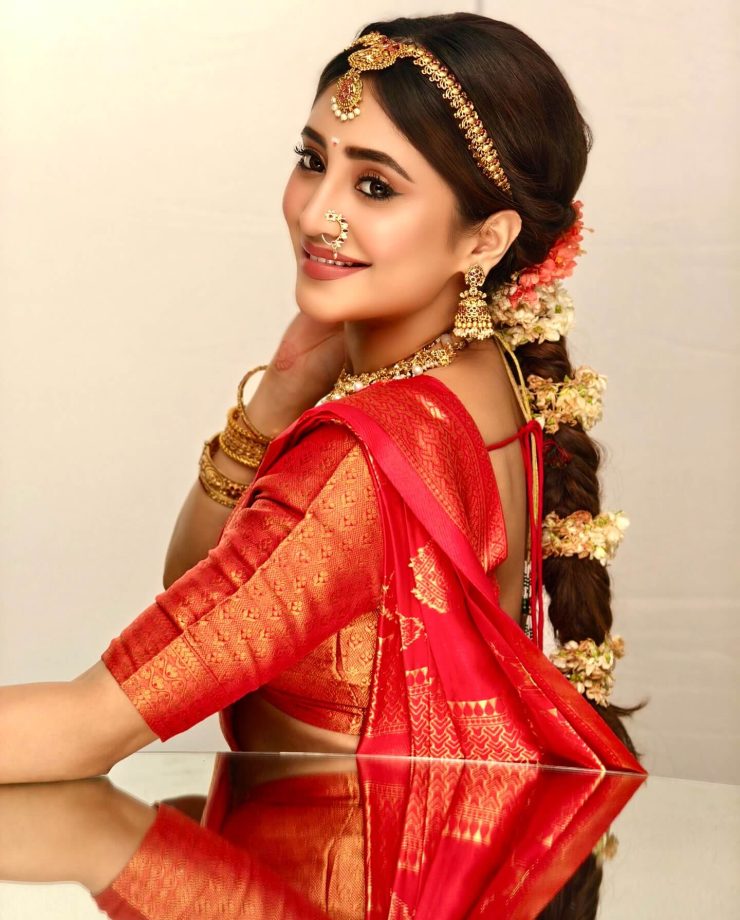 Shivangi Joshi Embraces South Indian Glam In Kanjivaram Saree & Crop Blouse Design 954594