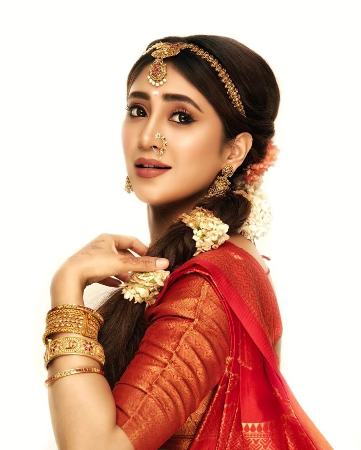 Shivangi Joshi Embraces South Indian Glam In Kanjivaram Saree & Crop Blouse Design 954588
